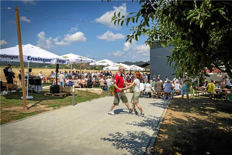 Auf dem Weingut von Holzwarth Weine in Aspach wird nach der Wanderung dem Heimspiel-Wochenende entgegengefiebert. Fotos: Alexander Becher