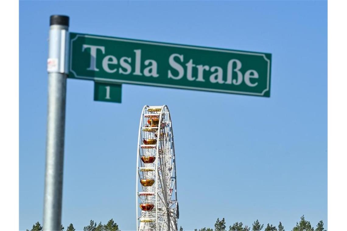 Auf dem Werksgelände in Grünheide in Berlin wird vor allem eines groß geschrieben: die Marke Tesla. Foto: Patrick Pleul/dpa-Zentralbild/ZB
