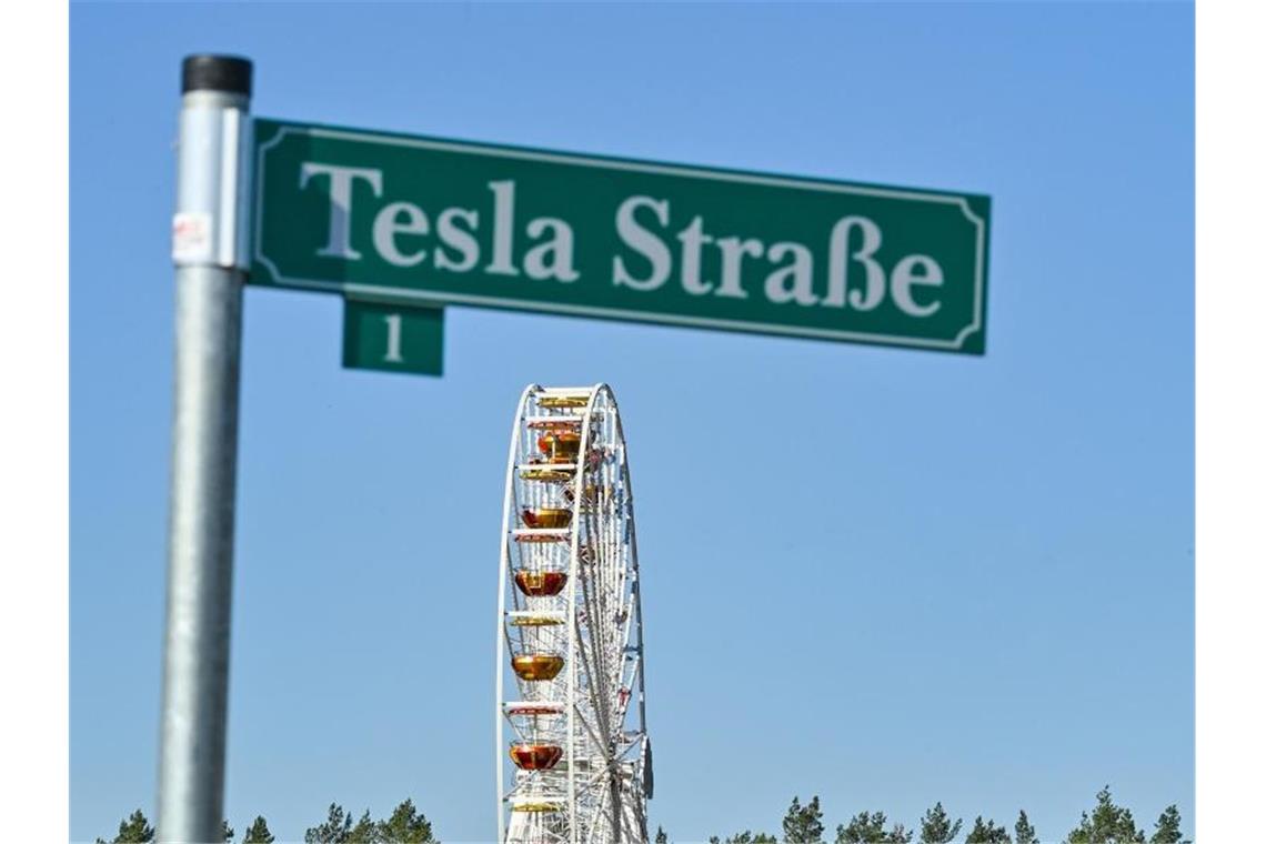 Tesla-Chef: Produktion in Deutschland spätestens im Dezember Auf dem Werksgelände in Grünheide in Berlin wird vor allem eines groß geschrieben: die Marke Tesla. Foto: Patrick Pleul/dpa-Zentralbild/ZB