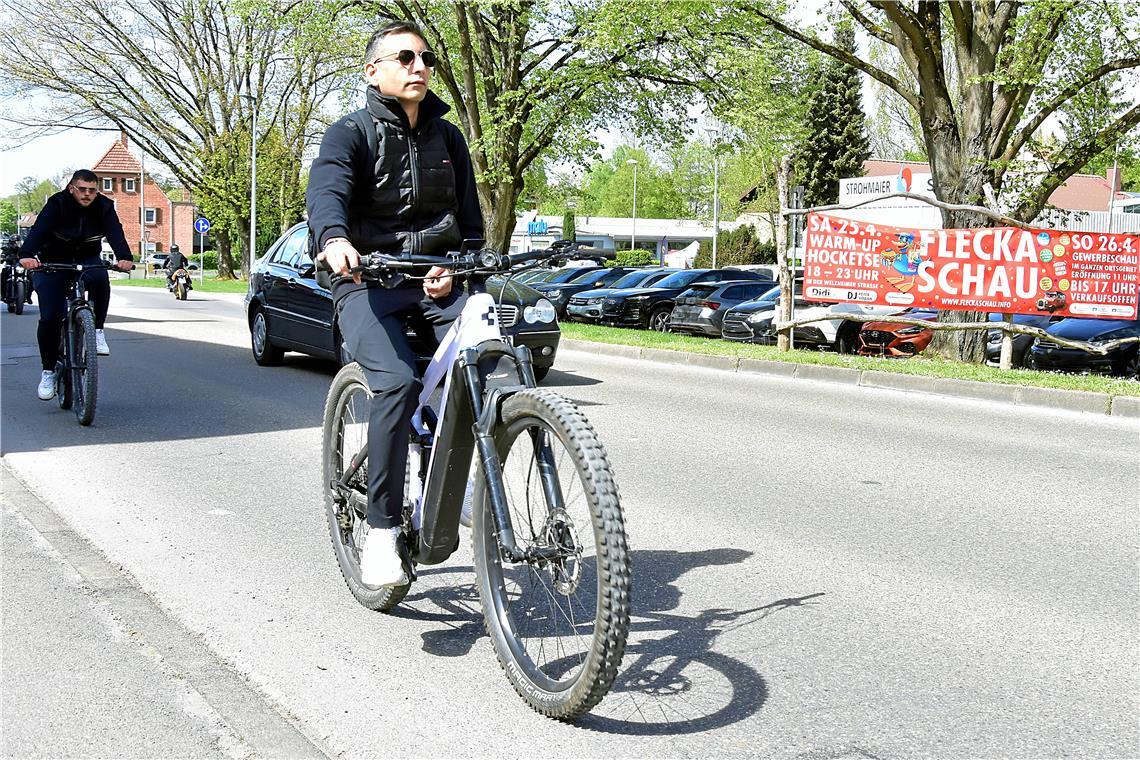 Auf dem Zweirad oder mit dem Auto sind die Besucher zum Fest angereist. Fleckasc...