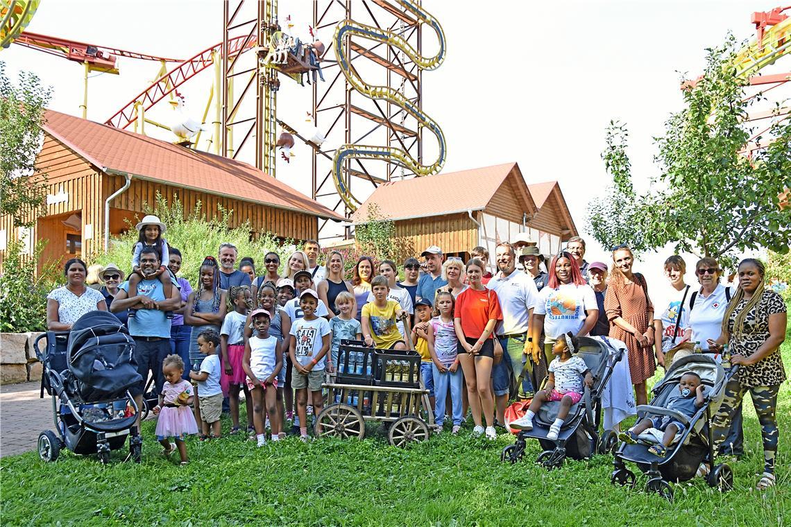 DRK Althütte: Ausflug mit Geflüchteten in den Schwaben-Park Auf den Ausflug in den Schwaben-Park mit dem DRK Althütte haben sich die geflüchteten Familien schon gefreut. Manche hätten schon Monate vorher danach gefragt, sagt Jörg Schuber vom Kreisverband.