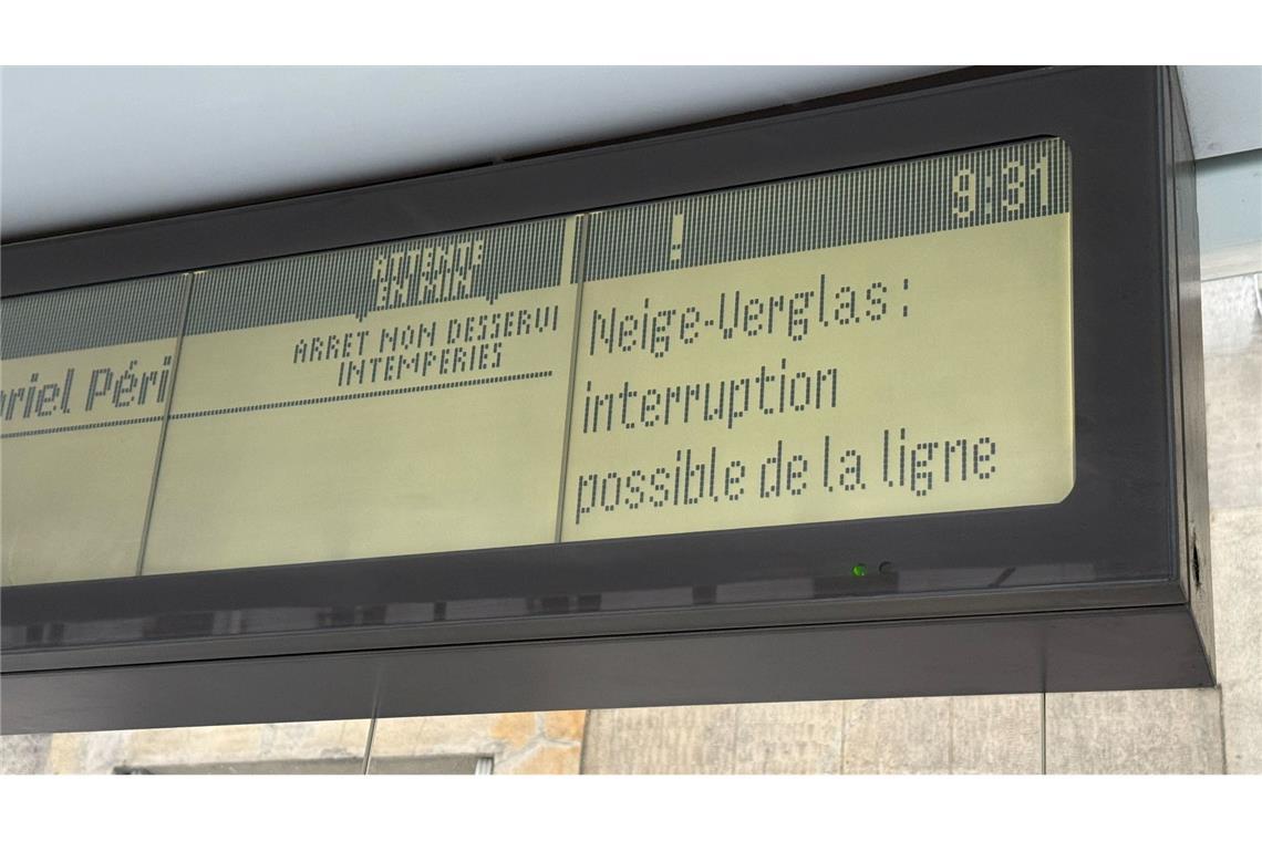 Auf den Bus können die Pariserinnen und Pariser wegen des Schnees am Morgen nicht setzen.
