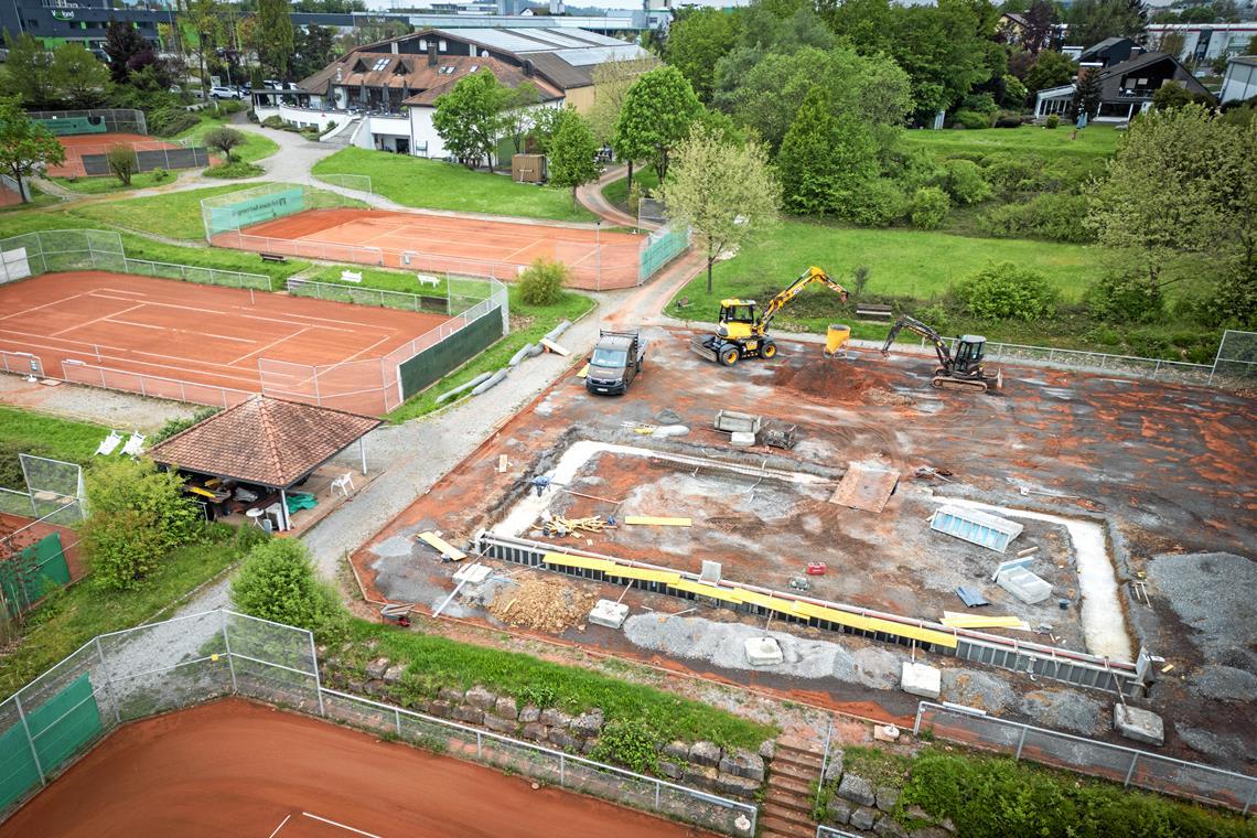 Auf den ehemaligen Plätzen 1 und 2 entstehen derzeit zwei Padelcourts inklusive Flutlichtanlage.Fotos: Alexander Becher