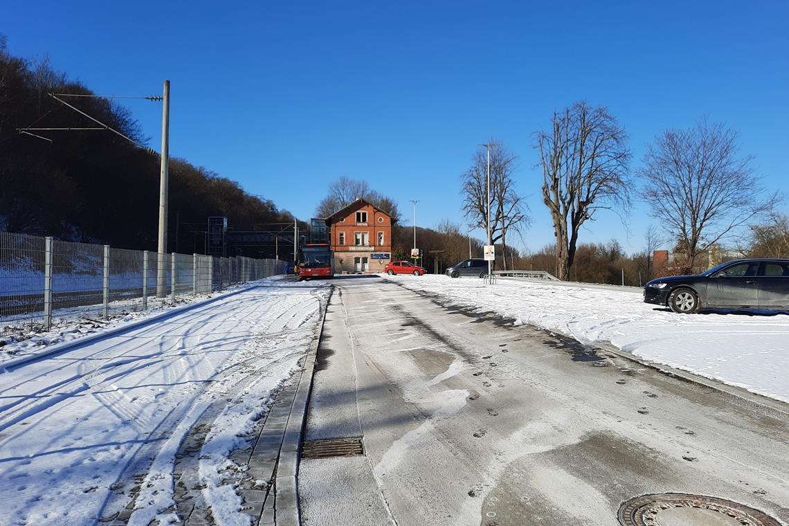 Ein Parkplatz ausschließlich für ÖPNV-Nutzer Auf den Park-and-ride-Plätzen beim Kirchberger Bahnhof dürfen nur diejenigen ihr Auto abstellen, die auf den ÖPNV umsteigen. Foto: privat