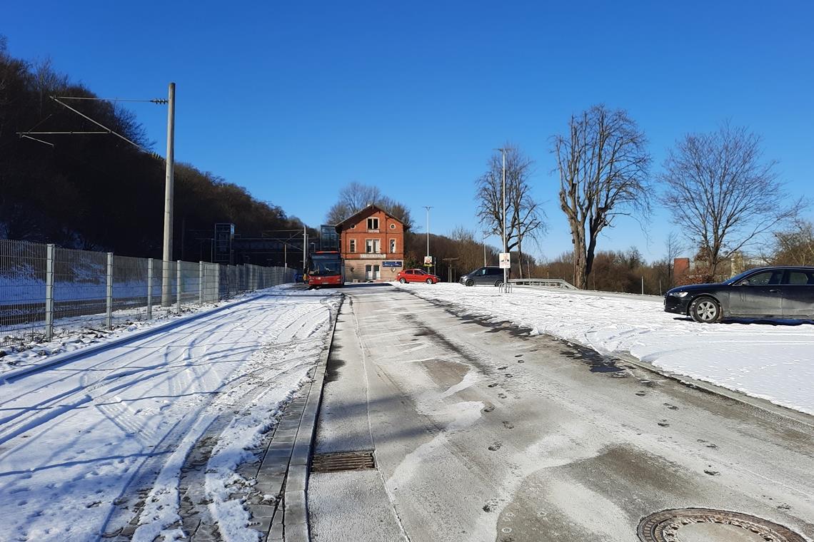 Auf den Park-and-ride-Plätzen beim Kirchberger Bahnhof dürfen nur diejenigen ihr Auto abstellen, die auf den ÖPNV umsteigen. Foto: privat