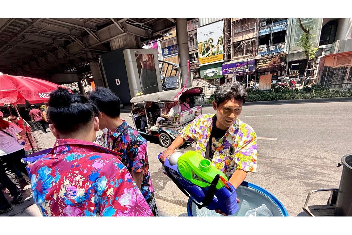 Auf den Partymeilen standen überall Wassercontainer bereit, um die bunten Plastikgewehre neu zu laden.