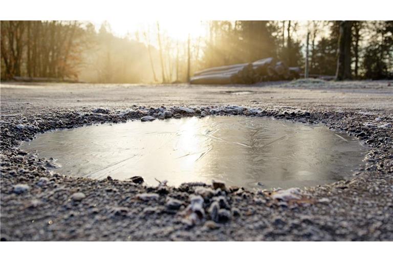 Auf den Straßen kann es wieder glatt werden (Archivbild).