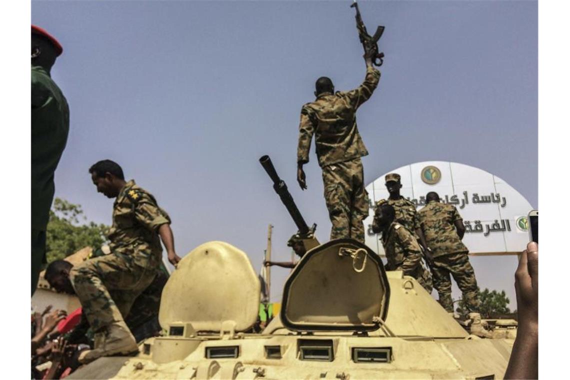Auf den Straßen Khartums sind Militärfahrzeuge und Soldaten präsent. Foto: AP/dpa/Symbolbild