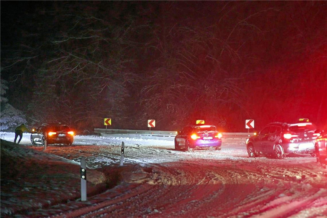 Auf den Straßen, wie hier auf der B14 bei Sulzbach, geht an diesem Morgen so gut wie nichts mehr. onw-images / Alexander Wolf