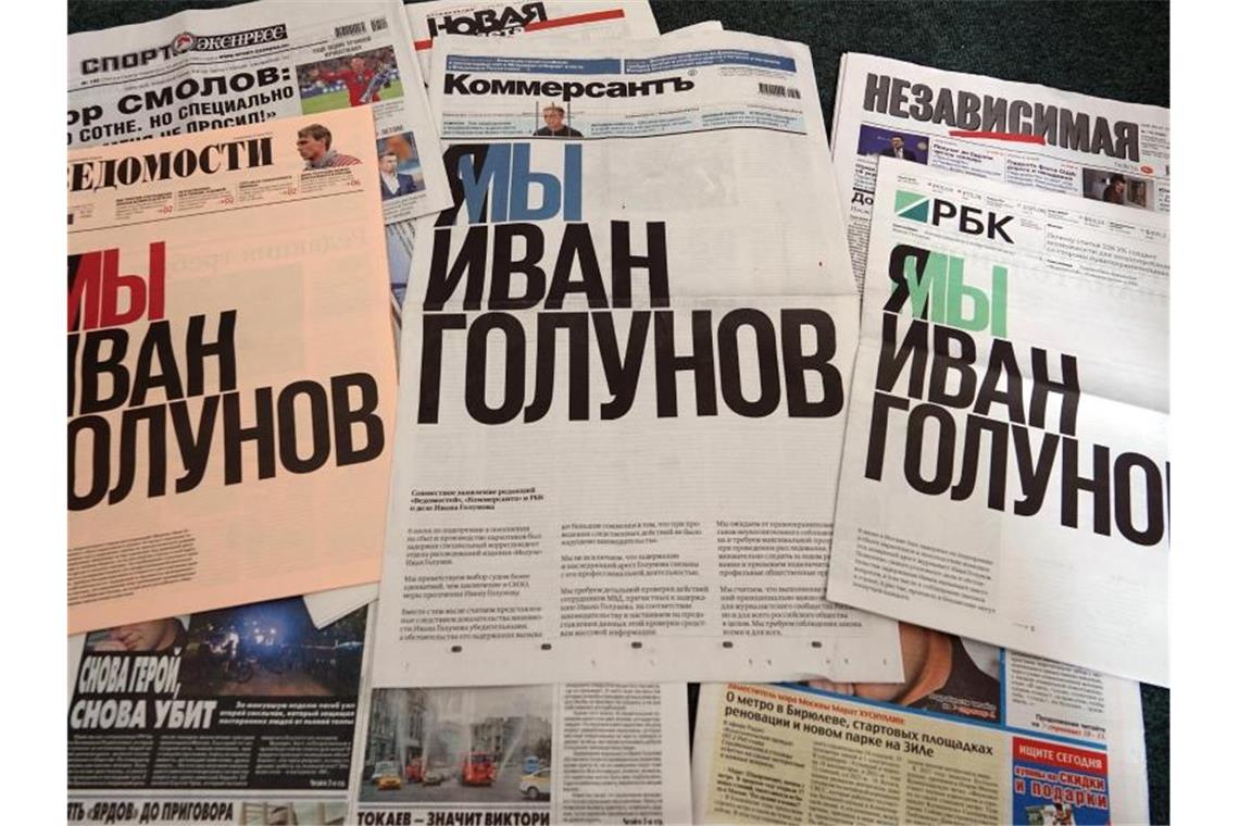 Internationaler Protest gegen Festnahme von Golunow Auf den Titelseiten der drei russischen Zeitungen „Wedomosti“ (l-r), „Kommersant“ und „RBK“ protestieren Journalisten mit der Aufschrift „Ich bin/Wir sind Iwan Golunow“ gegen die Festnahme des Enthüllungsreporters Golunow. Foto: Ulf Mauder