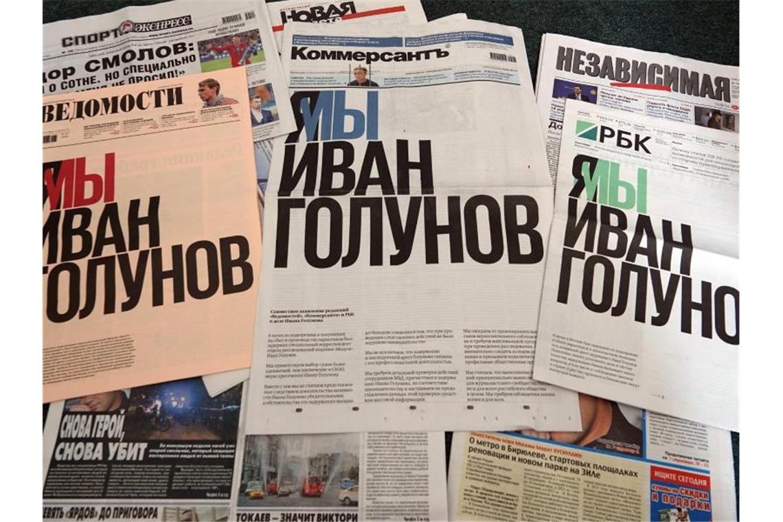 Auf den Titelseiten der russischen Zeitungen „Wedomosti“, „Kommersant“ und „RBK“ (v.l.) protestieren Journalisten mit der Aufschrift „Ich bin/Wir sind Iwan Golunow“ gegen die Festnahme des Enthüllungsreporters. Foto: Ulf Mauder