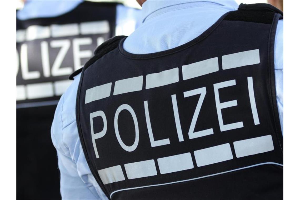 Auf den Westen von Polizei-Beamten steht die Aufschrift „Polizei“. Foto: Silas Stein/dpa/Symbolbild