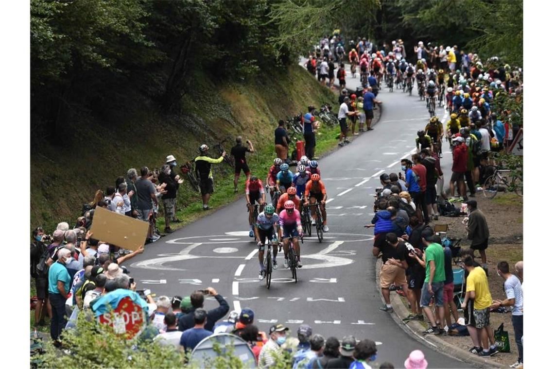 Kämna verpasst knapp Erfolg bei 13. Etappe - Martinez siegt Auf der 13. Etappe konnte sich Maximilian Schachmann absetzen. Foto: Marco Bertorello/AFP/dpa