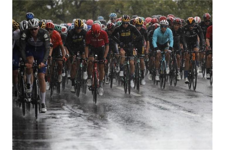 Auf der 3. Etappe der Tour de France hatte das Fahrerfeld auch mit Regen zu kämpfen. Foto: Christophe Ena/AP/dpa