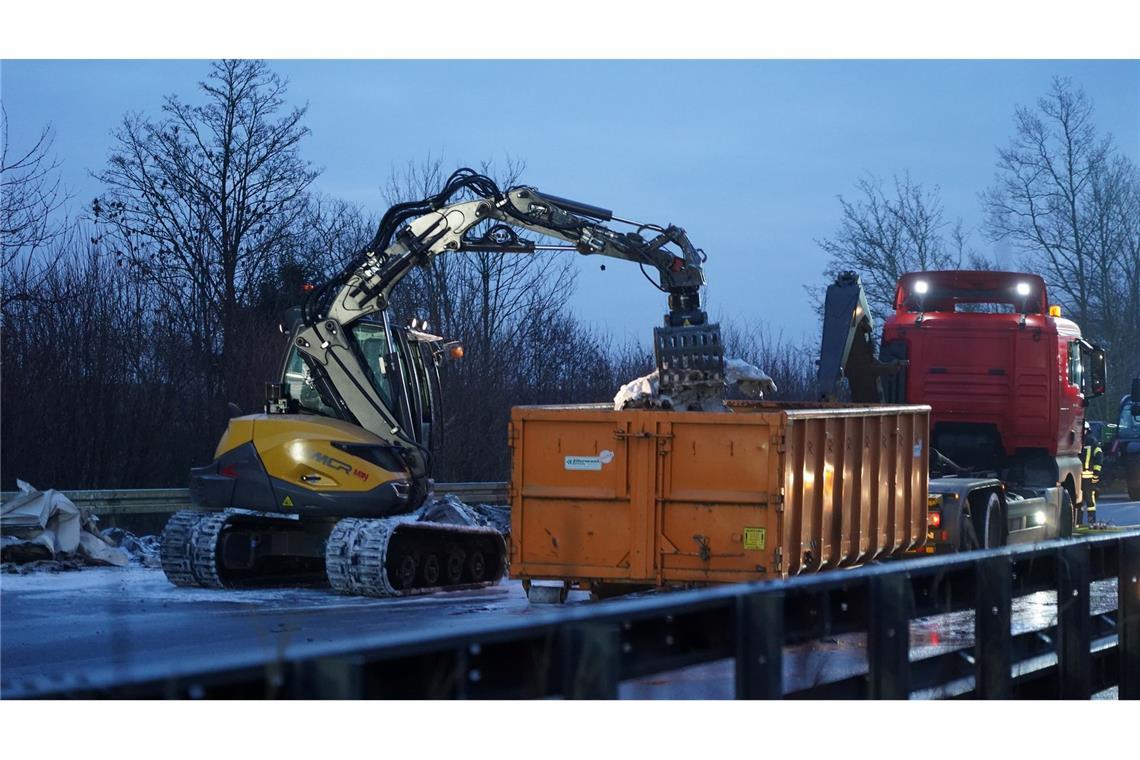 Auf der A44 im Kreis Paderborn haben nach einer Massenkarambolage Aufräumarbeiten begonnen.