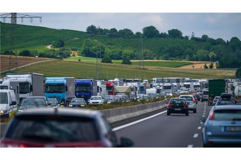 Auf der A6 bei Ilshofen ist ein Autofahrer bei einem schweren Unfall ums Leben gekommen. (Archivbild)