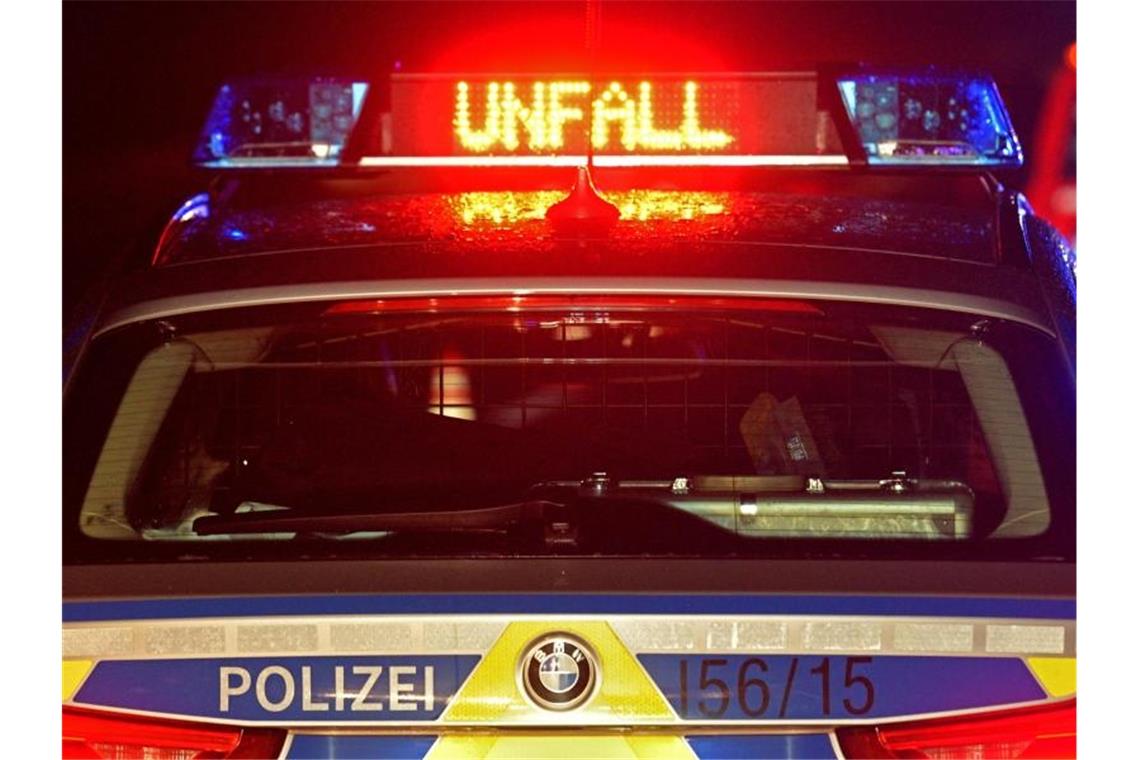 Viehtransporter verunglückt auf A7: 30 Schweine tot Auf der A8 spiegeln sich während einer Unfallaufnahme das Blaulicht und der LED- Schriftzug "Unfall" auf dem nassen Dach eines Polizestreifenwagens. Foto: Stefan Puchner/dpa/Symbolbild