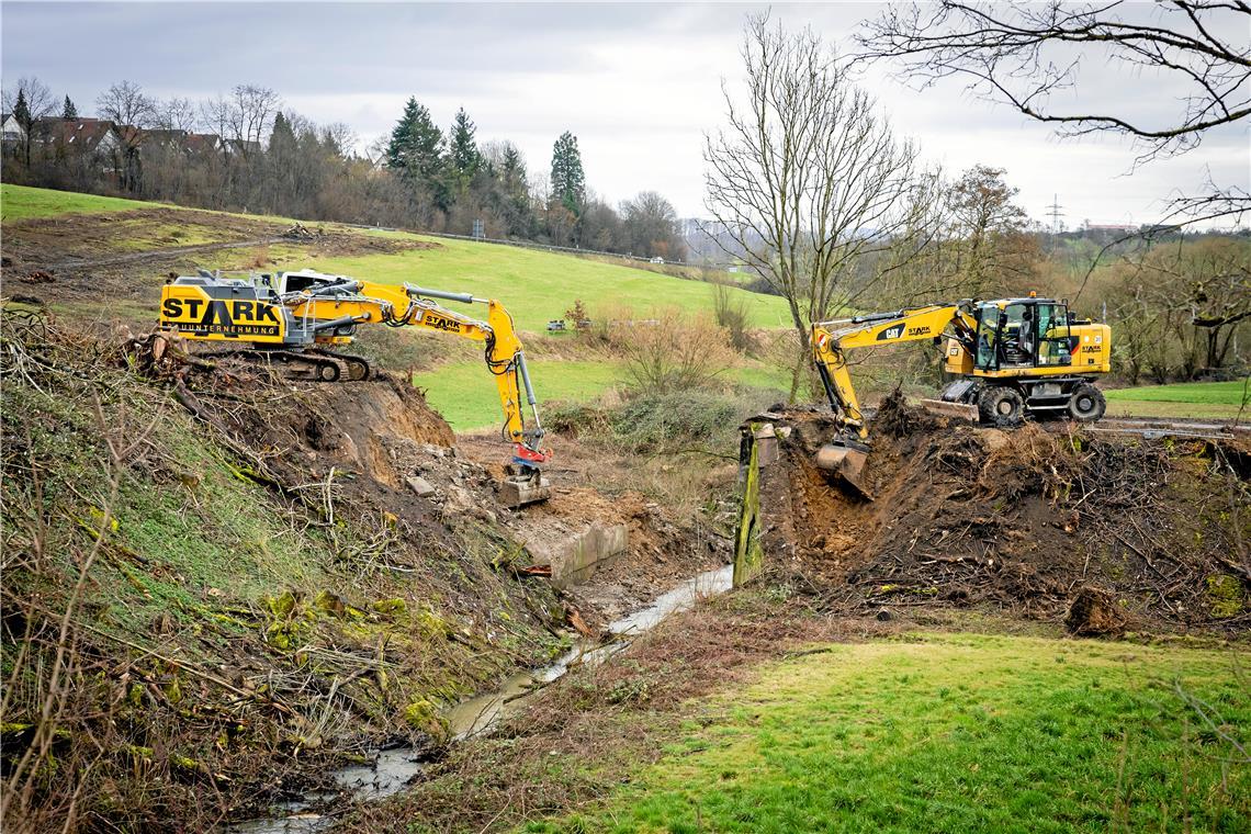 Auf der anderen Seite der B14 ist die Brücke über den Krähenbach inzwischen abgetragen. Hier beginnen die Arbeiten für die Anschlussstelle mit dem Bau eines Regenrückhaltebeckens.