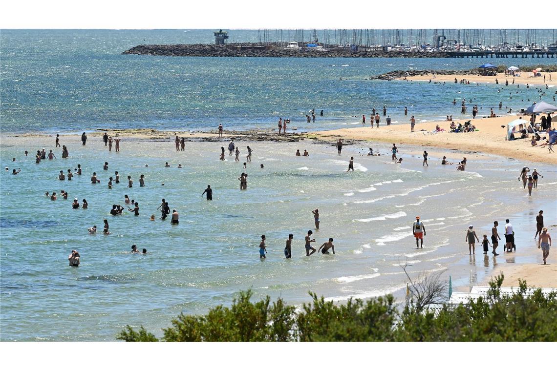 Auf der anderen Seite der Welt ist Sommer: Menschen baden an einem Strand in Australien.