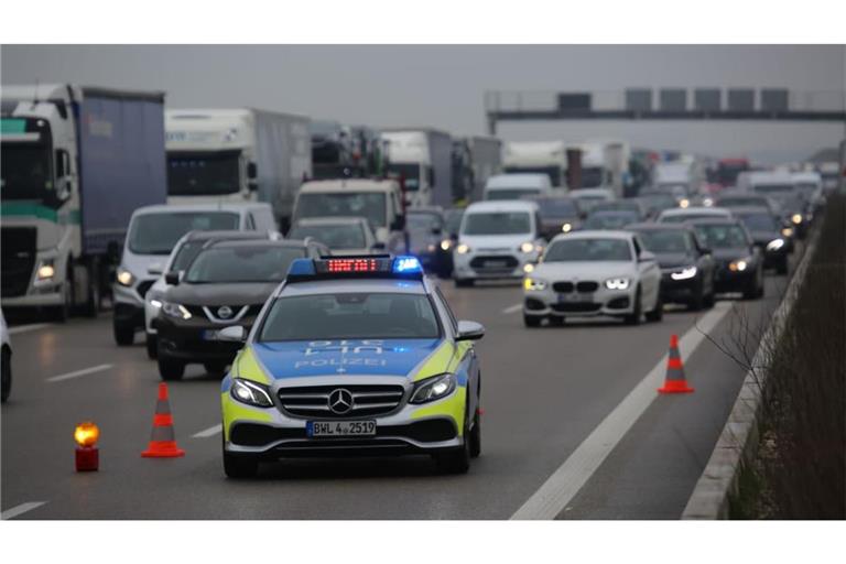 Auf der Autobahn 8 sind mehrere Autos zusammengestoßen – Vollsperrung in Richtung München und ein kilometerlanger Stau sind die Folge. (Symbolbild)