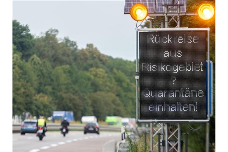 Auf der Autobahn A7 werden Reisende aus Risikogebieten mit einer Leuchttafel "Rückreise aus Risikogebiet? Quarantäne einhalten!" auf die notwendigen Quarantänemaßnahmen hingewiesen. Foto: Stefan Puchner/dpa