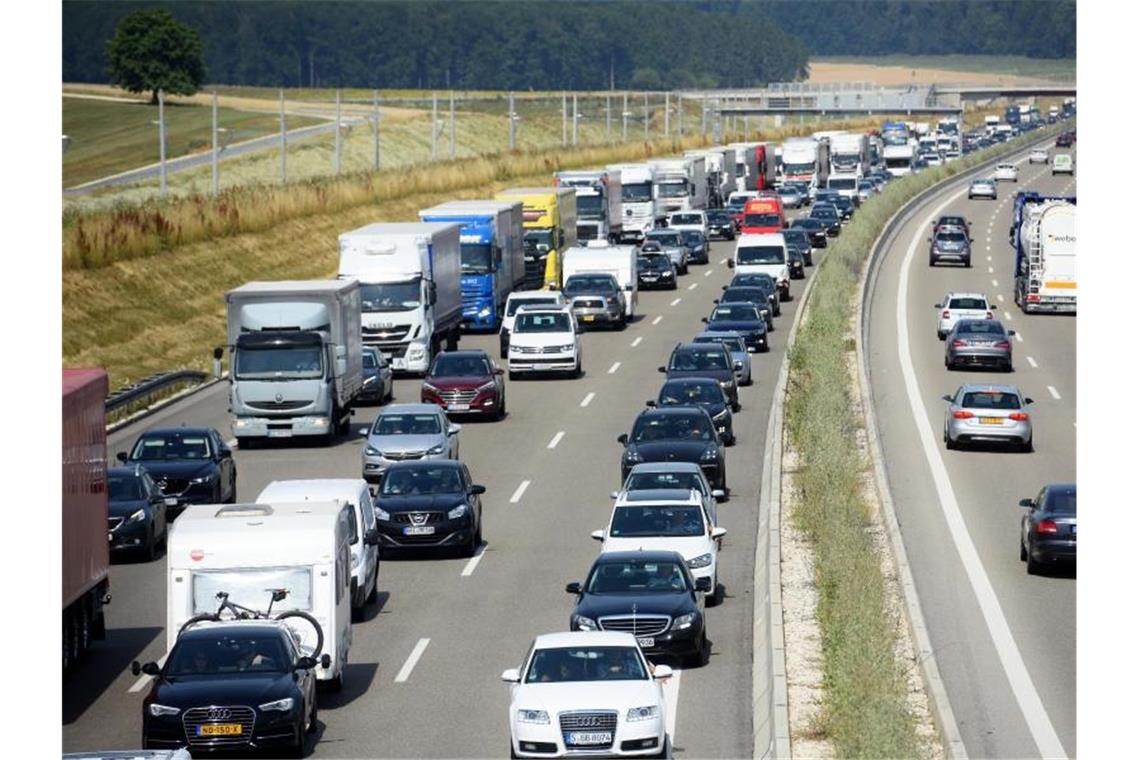 Auf der Autobahn Stuttgart - München staut sich der Verkehr. Foto: Stefan Puchner/Archiv