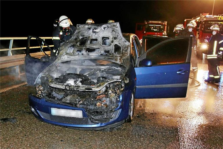 Auf der B 14 bei Winnenden brennt am Montagabend der Wagen eines 19-jährigen Fahrers aus. Foto: 7aktuell.de/Lermer