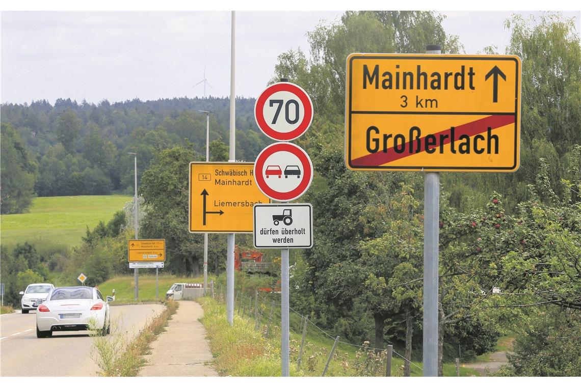 Auf der B14 in Großerlach ist derzeit Tempo 50 erlaubt, hinter dem Ortsschild sogar Tempo 70. Anwohner und Bürgermeister wünschen sich geringere Tempolimits. Fotos: A. Becher