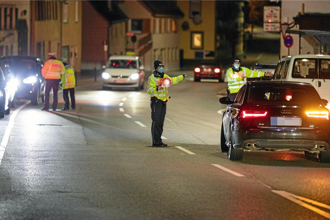 Auf der B14 in Oppenweiler haben die Polizeibeamten die Autofahrer kontrolliert, welche nach 21 Uhr noch unterwegs waren. Fotos: A. Becher