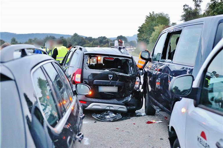 Auf der B29 ist es zu einem Unfall gekommen, bei dem mindestens sieben Autos beteiligt waren. Foto: 7aktuell/K. Lermer