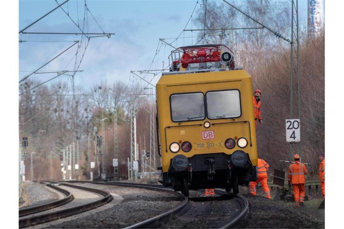 Auf der Bahnstrecke zwischen Fürstenfeldbruck-Eichenau und München werden mit einem sogenannten Turmtriebwagen Äste vom Gleis geräumt. Foto: Peter Kneffel/dpa