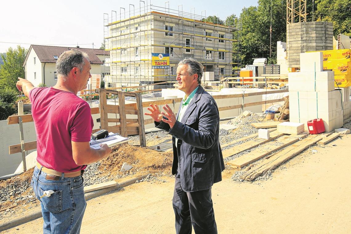 Auf der Baustelle der Städtischen Wohnbau in der Mühlstraße informiert sich der OB über den Fortschritt des Projekts.