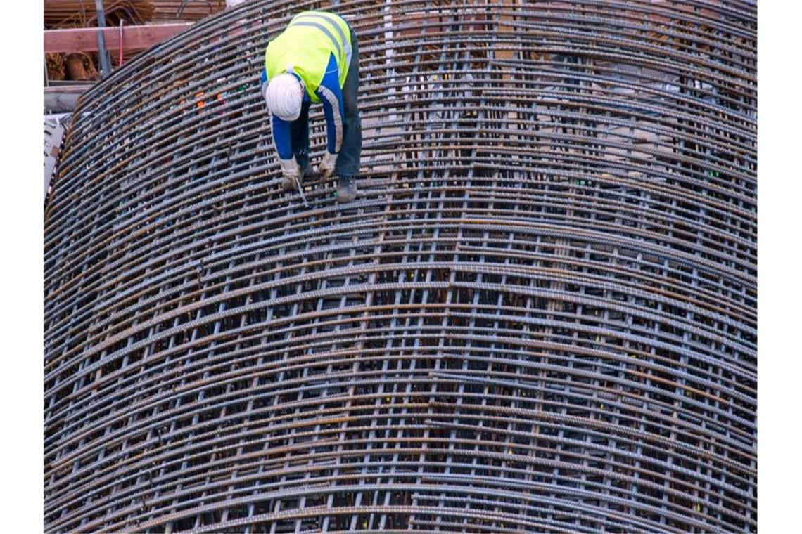 Baustoffe verteuern sich im Mai stark Auf der Baustelle für die künftige U-Bahn-Linie auf der Straße "Unter den Linden" wird der Stahl verarbeitet. Foto: Jens Büttner/dpa-Zentralbild/dpa