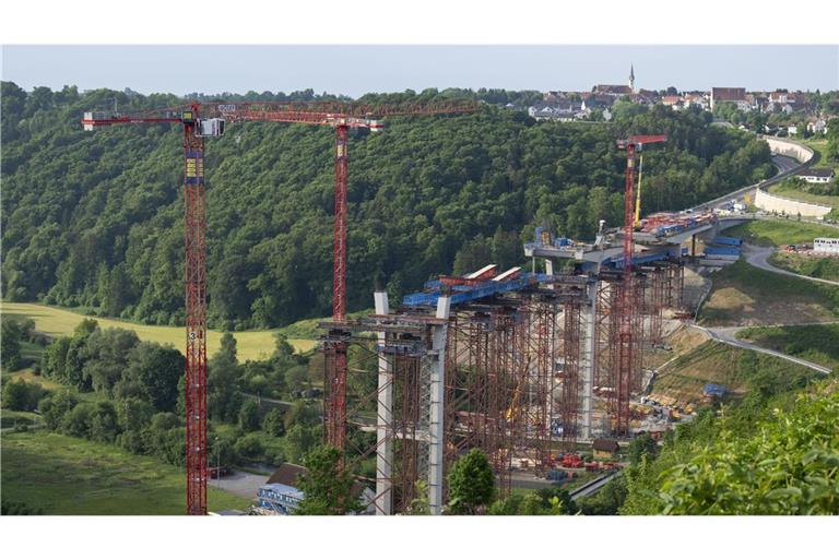 Auf der Baustelle waren drei Arbeiter mit einer Gondel abgestürzt und dabei ums Leben gekommen.