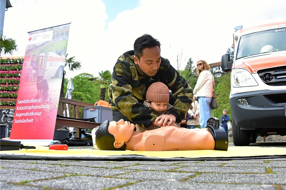 Auf der Blaulichtmeile informieren die Blaulichtorganisationen. Tulpenfrühling i...