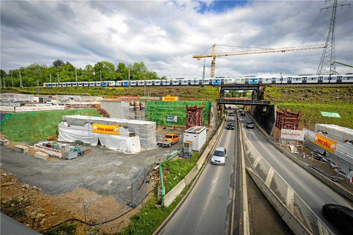 Auf der Brücke, die in der Verlängerung der Erbstetter Straße über die B14 führt, können Baustellenfans drei Tage lang das Geschehen beobachten. Foto: Alexander Becher