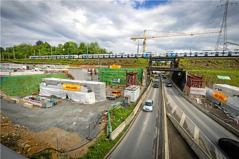 Auf der Brücke, die in der Verlängerung der Erbstetter Straße über die B14 führt, können Baustellenfans drei Tage lang das Geschehen beobachten. Foto: Alexander Becher