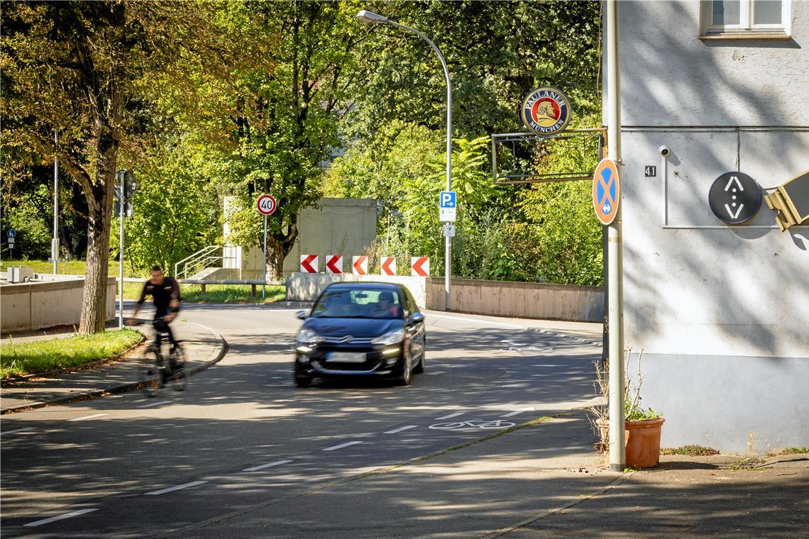 Für sichere Radwege fallen in Backnang Parkplätze weg Auf der Brücke über den Mühlkanal ist die Talstraße verengt; ein Mindestabstand von anderthalb Metern lässt sich beim Überholen nicht einhalten. Foto: Alexander Becher