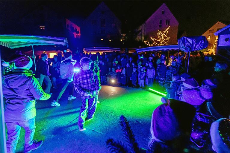 Auf der Bühne ist viel geboten: Zu weihnachtlichen Liedern zeigen etwa die Heartbeats ihr Können. Foto: Alexander Becher 