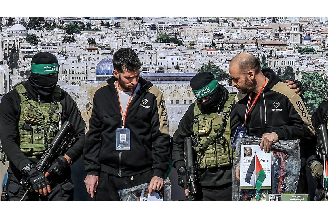 Islamisten lassen drei weitere Geiseln im Gazastreifen frei Auf der Bühne vorgeführt: die Geiseln unmittelbar vor ihrer Freilassung.