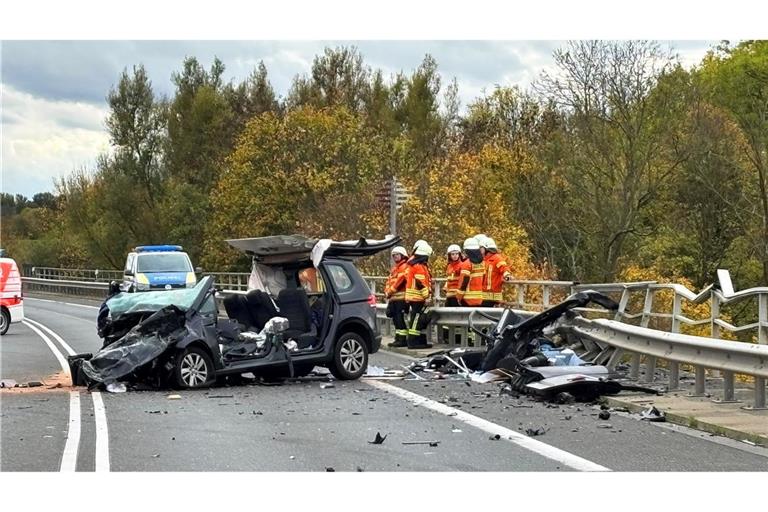 Auto stürzt nach Unfall in Mittellandkanal - drei Tote Auf der Bundesstraße 4 hat es einen schweren Unfall gegeben.