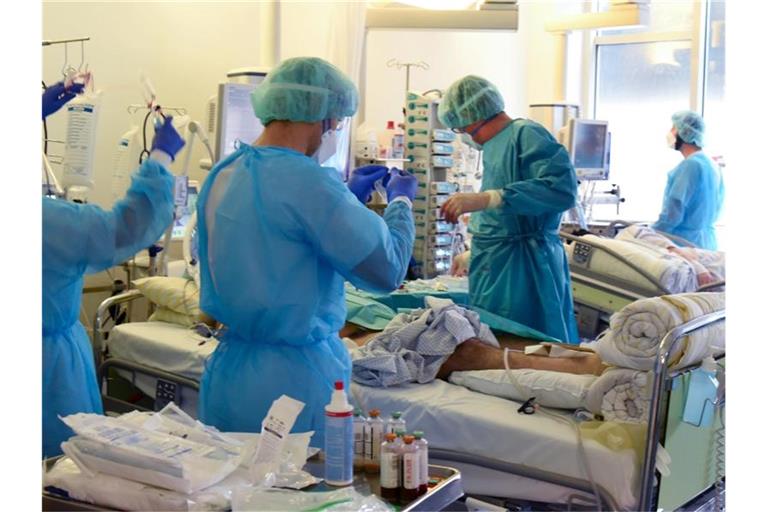 Auf der Covid-Station, einem Bereich der Operativen Intensivstation vom Universitätsklinikum Leipzig versorgen Ärzte, Schwestern und Pfleger einen Patienten. (Archivbild). Foto: Waltraud Grubitzsch/dpa-Zentralbild/dpa