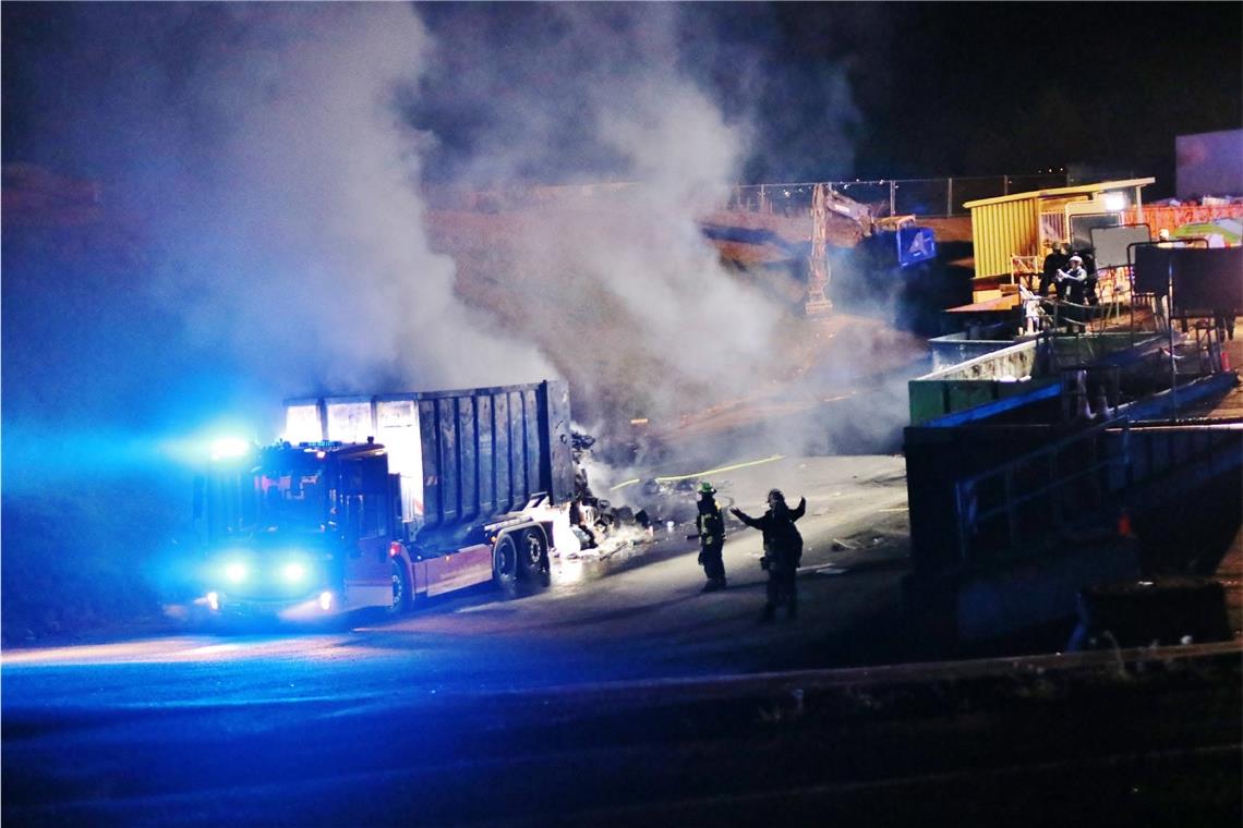 Brand auf Mülldeponie Eichholz Auf der Deponie in Winnenden ist es zu einem Brand gekommen. Die Ursache ist noch nicht klar. Foto: : 7aktuell.de/K.Lermer