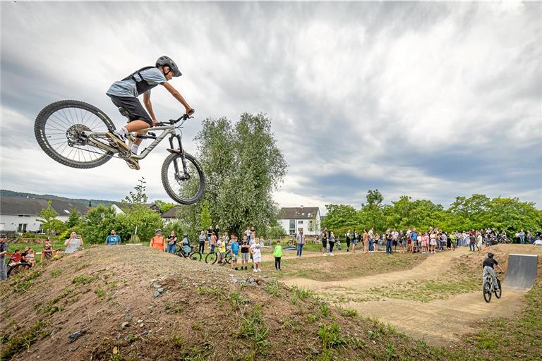 Auf der Dirtline fliegen die jugendlichen Biker quasi durch die Luft. Fotos: Alexander Becher