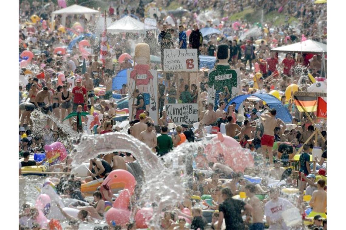 Dutzende Straftaten am Schwörmontag in Ulm Auf der Donau liefern sich die Teilnehmer am Nabada eine Wasserschlacht. Foto: Stefan Puchner