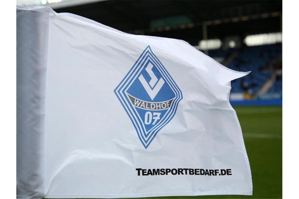 Waldhof Mannheim: Lizenzunterlagen für 2. und 3. Liga Auf der Eckfahne ist das Vereinswappen der SV Waldhof Mannheim zu sehen. Foto: Michael Deines/dpa/Archivbild