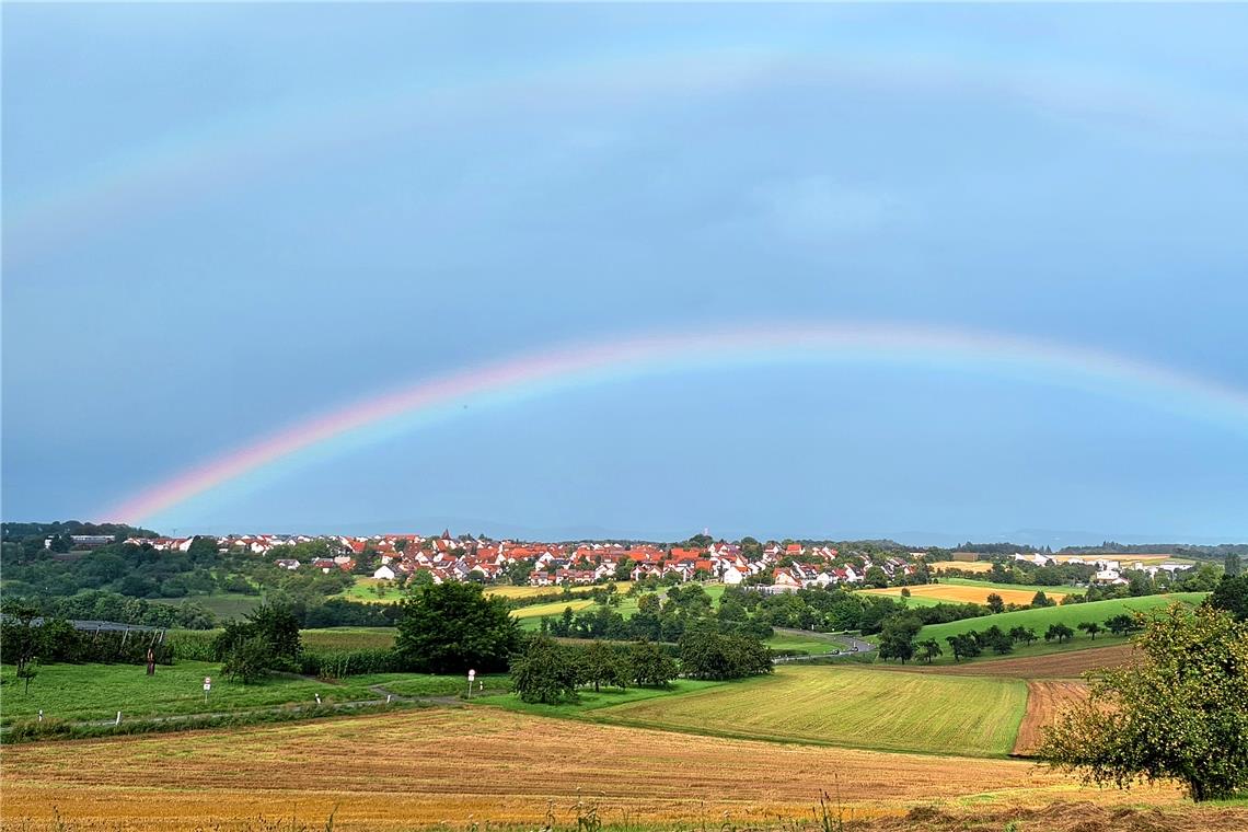 Auf der einen Seite Regen, auf der anderen Sonne, da ist rasch ein Regenbogen zu sehen.Diesen (doppelten) hat unsere Leserin Anja Bergmüller Mitte August über Erbstetten entdeckt.