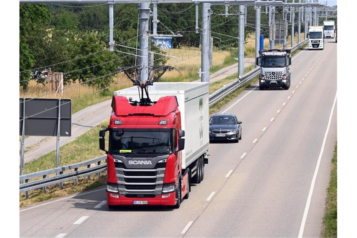 Auf der „eWayBW“ Pilotstrecke fährt ein elektrisch betriebener Oberleitungs-Lastwagen. Foto: Uli Deck/dpa/archivbild