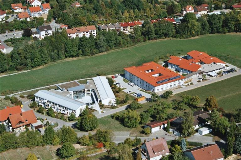 Auf der Fläche gegenüber dem jetzigen Pflegeheim soll ein sogenannter Seniorencampus entstehen. Die Gemeinde hat das Grundstück bereits gekauft. Archivfoto: Florian Muhl