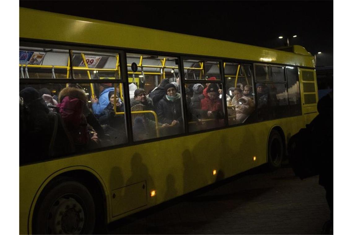 Krieg gegen die Ukraine: Das ist in der Nacht passiert Auf der Flucht vor den russische Truppen: Dieser Bus bringt ukrainische Flüchtende aus Lwiw an die polnische Grenze. Foto: Bernat Armangue/AP/dpa